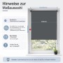 Graues Verdunkelungsrollo am Fenster mit Maßanleitung. Erklärt Bestellbreite, Stoffbreite, Bestellhöhe für Klemmfix Montage ohne Bohren.