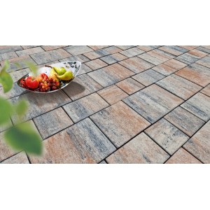 Diephaus Lunero Pflastersteine Muschelkalk, Mehrformat, 6cm Stärke, als verlegte Terrassenfläche mit Farbverlauf.