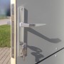 Detailaufnahme: Graue Tür mit silbernem Griff und Schlüssel des Bertilo Gartenhauses.