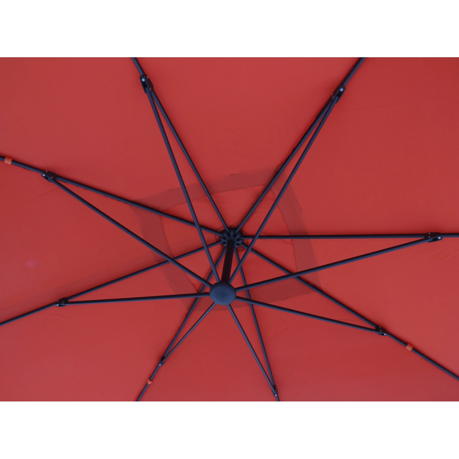 Detailaufnahme: Terracotta Ampelschirm Alvarado, 300x300 cm, mit schwarzem Gestell von unten.
