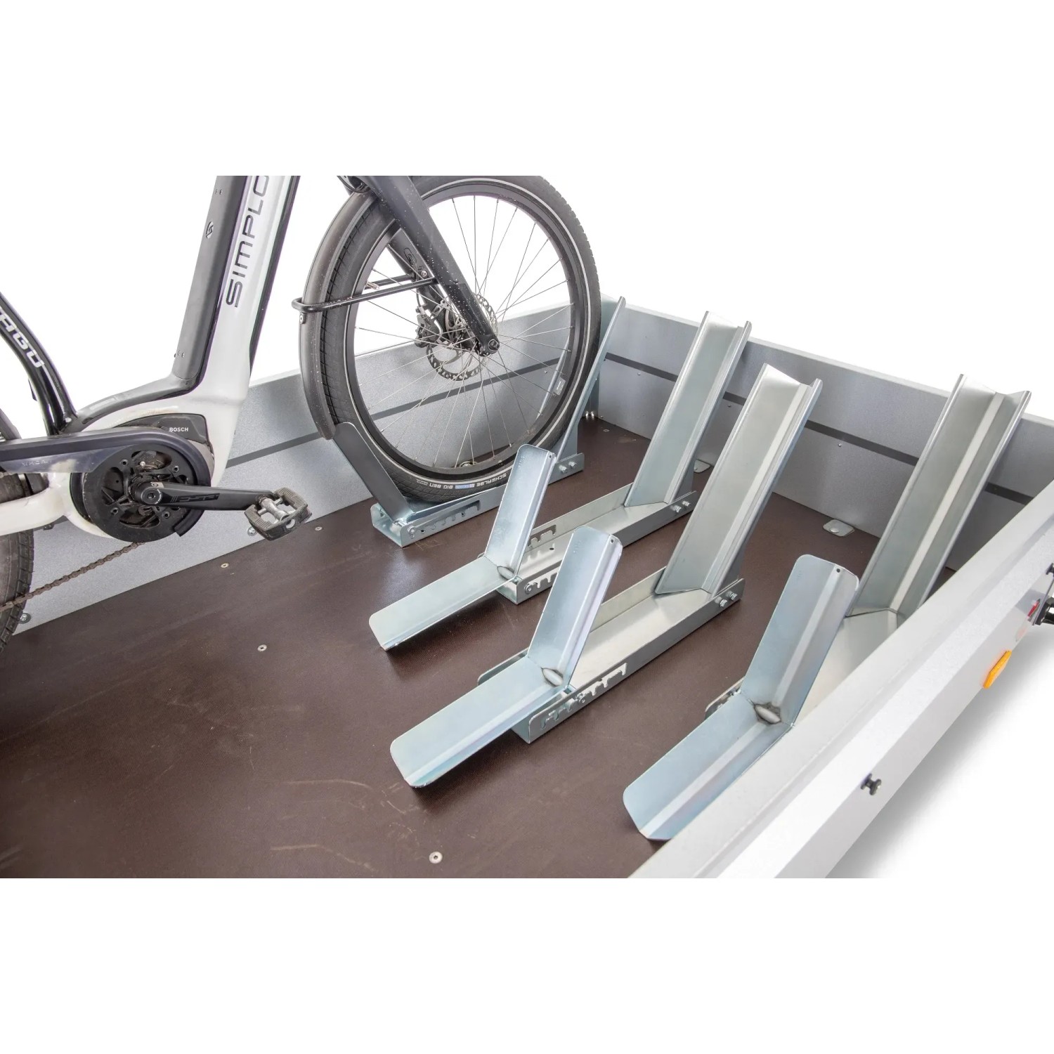 Stema Fahrradwippe zur Montage auf einem Anhänger, geeignet für Fahrräder und E-Bikes.