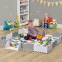 Juskys Kinder Puzzlematte Timon, 36-teilig, mit Tiermotiven in Grau/Weiß, Kind spielt darauf.