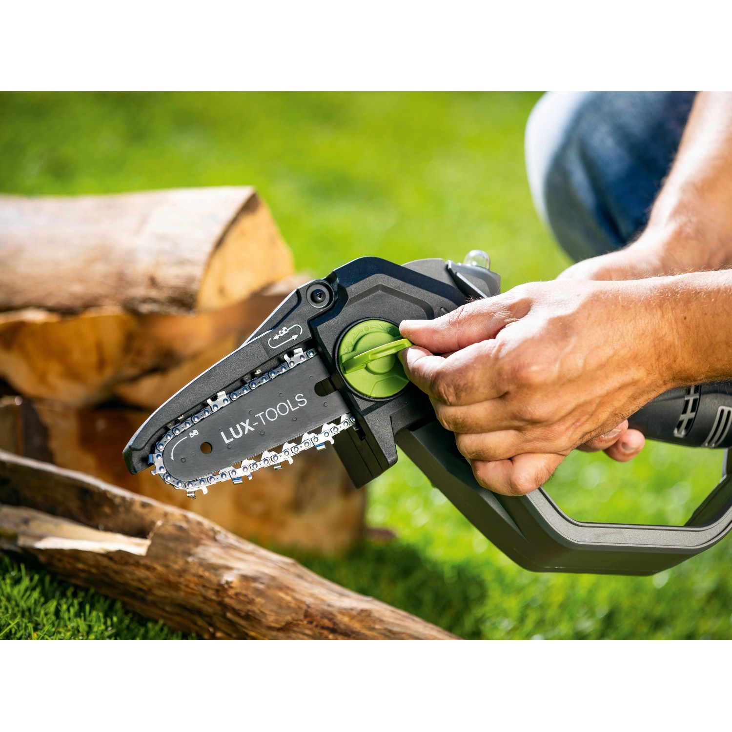 LUX-TOOLS Akku-Astsäge A-EAS-20/154 im Einsatz, Akku-Kettensäge für Gartenarbeiten.