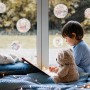 Fenster mit Winnie Pooh Fensterstickern, runde Wanddekoration im Kinderzimmer.