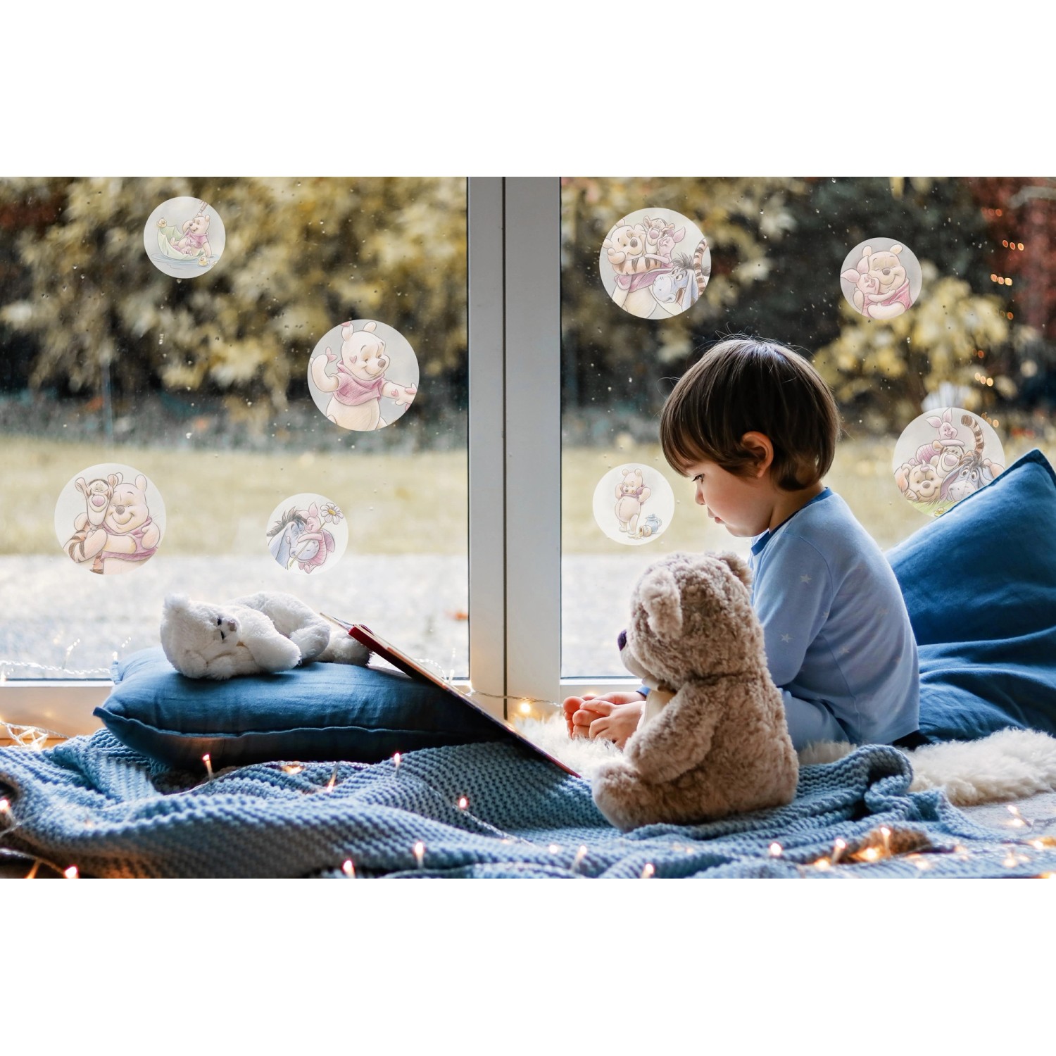 Fenster mit Winnie Pooh Fensterstickern, runde Wanddekoration im Kinderzimmer.