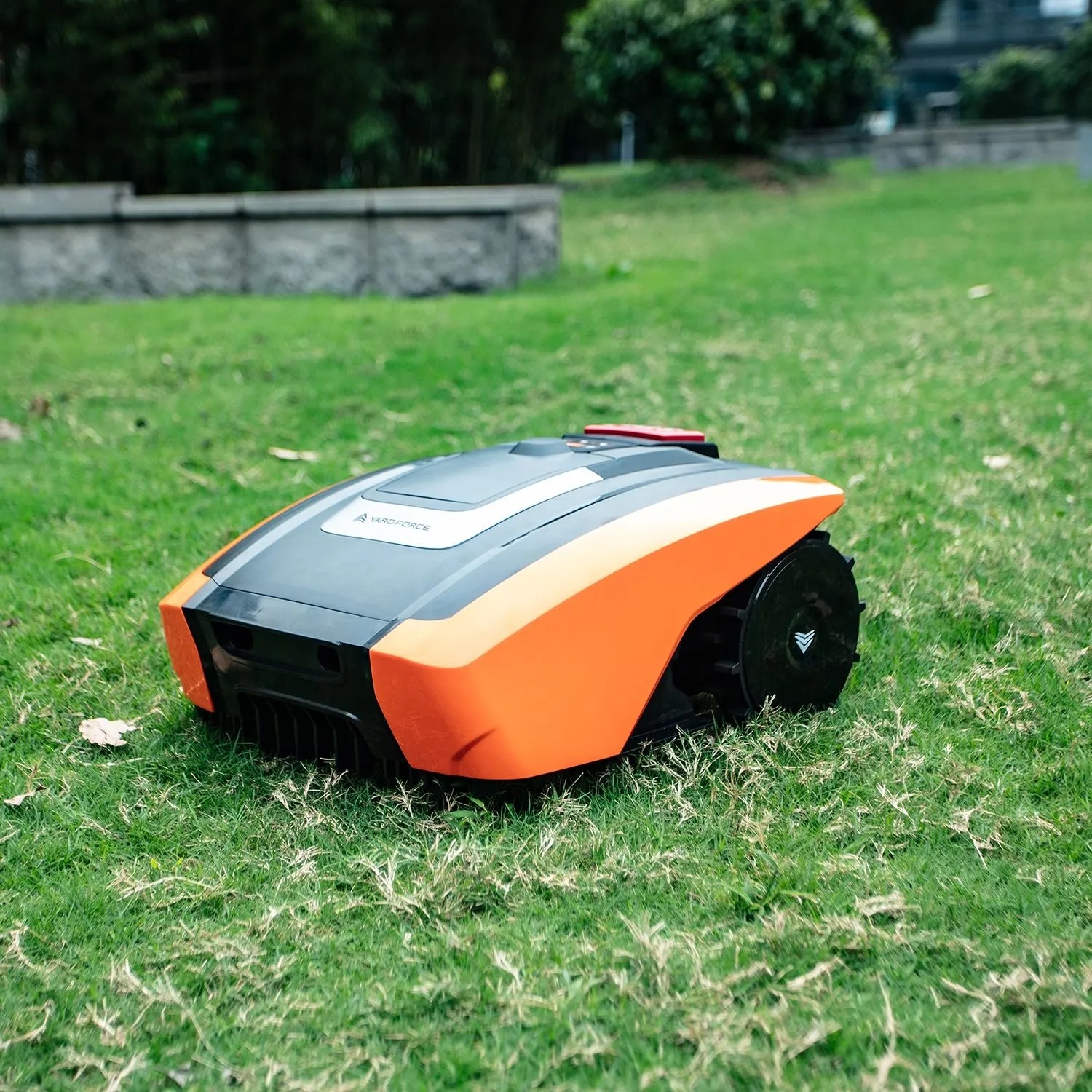Yard Force Mähroboter EasyMow 260B in Grau-Orange auf grünem Rasen. Kompakter Rasenroboter.