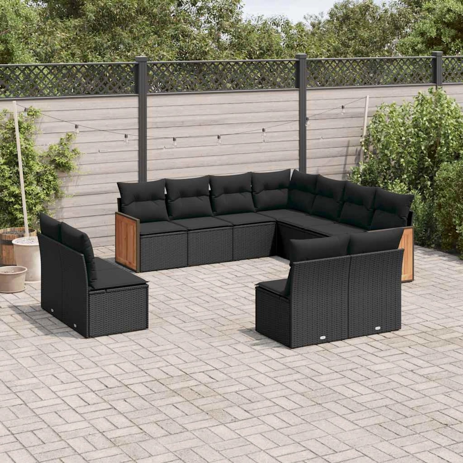 vidaXL 11-tlg. Garten-Sofagarnitur aus schwarzem Poly Rattan mit Kissen auf einer Terrasse.