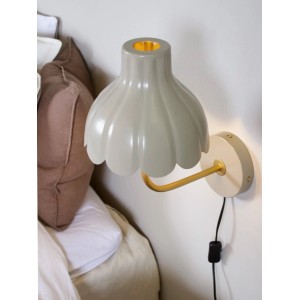 Graue PR Home Wells Wandleuchte mit goldfarbener Innenseite und skandinavischem Design.