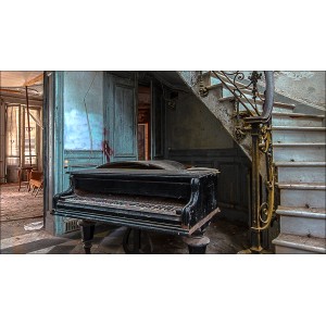 Wandbild Giclèe Lost House III, 160x90 cm, zeigt ein verlassenes Haus mit Klavier und Treppe.
