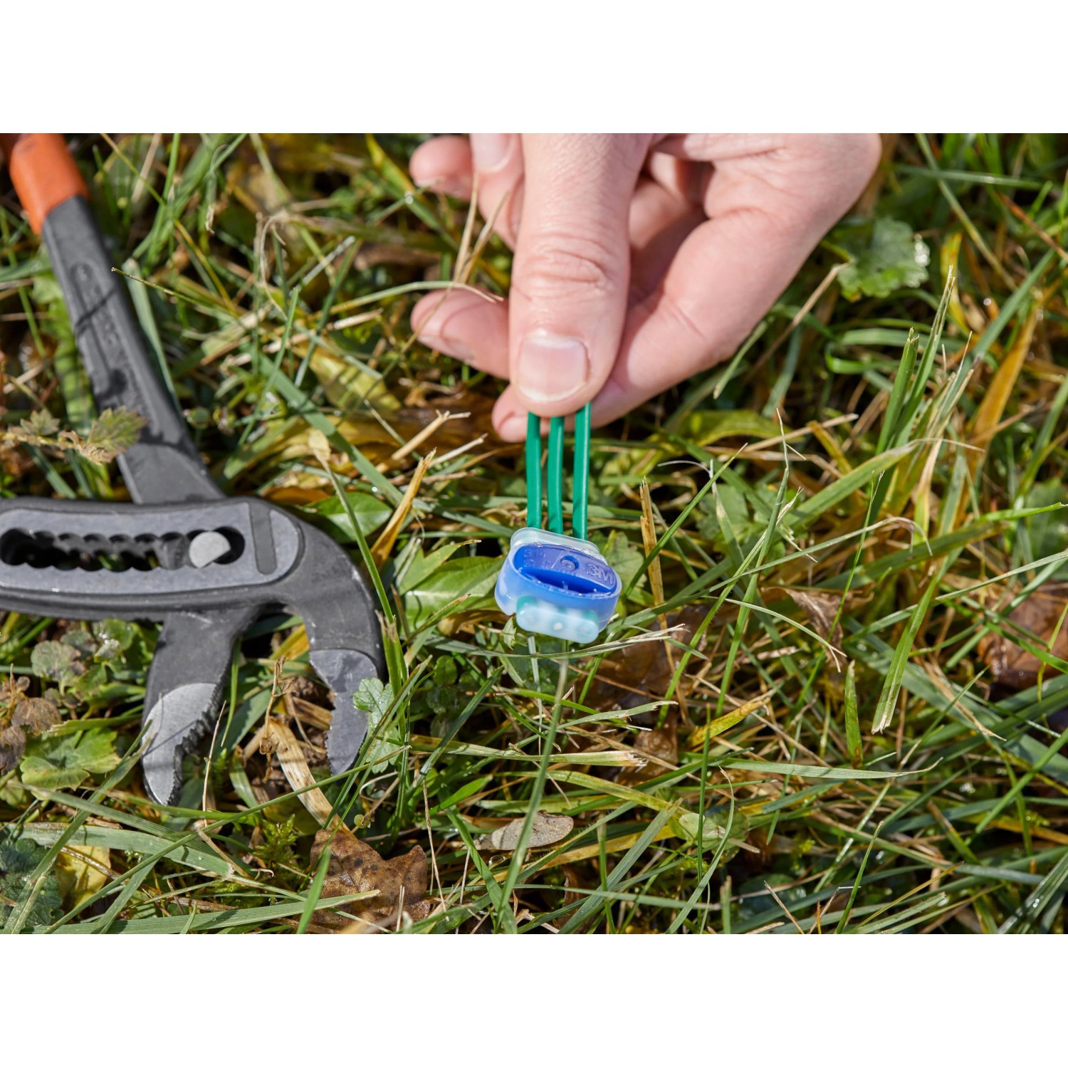 Gardena Verbinder und Anschlussklemmen Set für Mähroboter Begrenzungskabel im Gras.