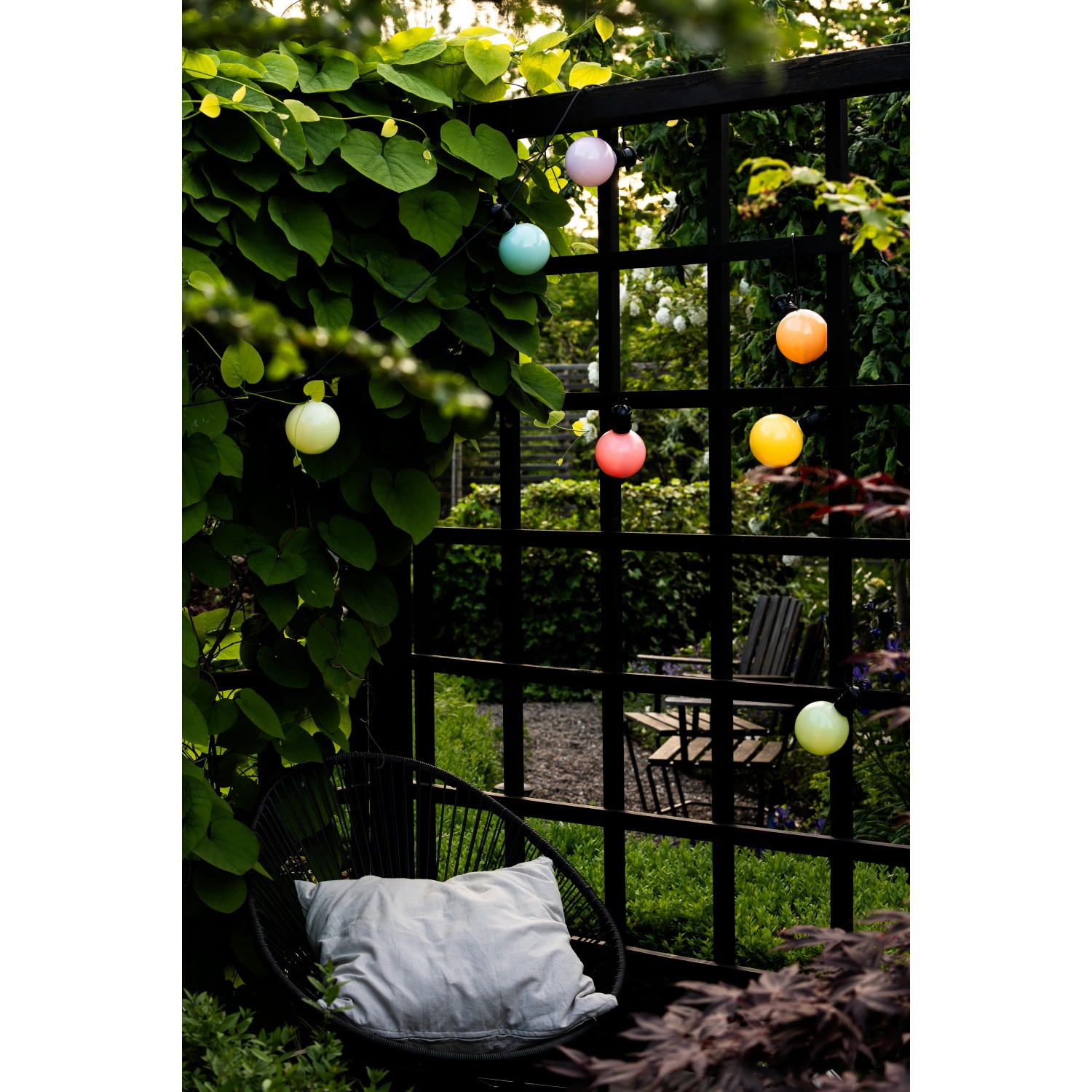 Konstsmide LED-Lichterkette Globe Pastell, 10 Leuchten, 14,5m, mit Dimmer für Außen-Deko.