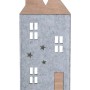 Deko Aufsteller Haus aus Filz, 38 cm hoch, mit Holzfuß und ausgestanzten Fenstern.