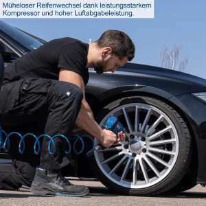 Mann wechselt Reifen mit Scheppach Kompressor HC550TC. Leistungsstarker Riemenantrieb Kompressor im Einsatz.