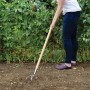 Kent & Stowe Grubber mit 3 Zinken und Eschenholz-Stiel bei der Bodenbearbeitung im Garten.