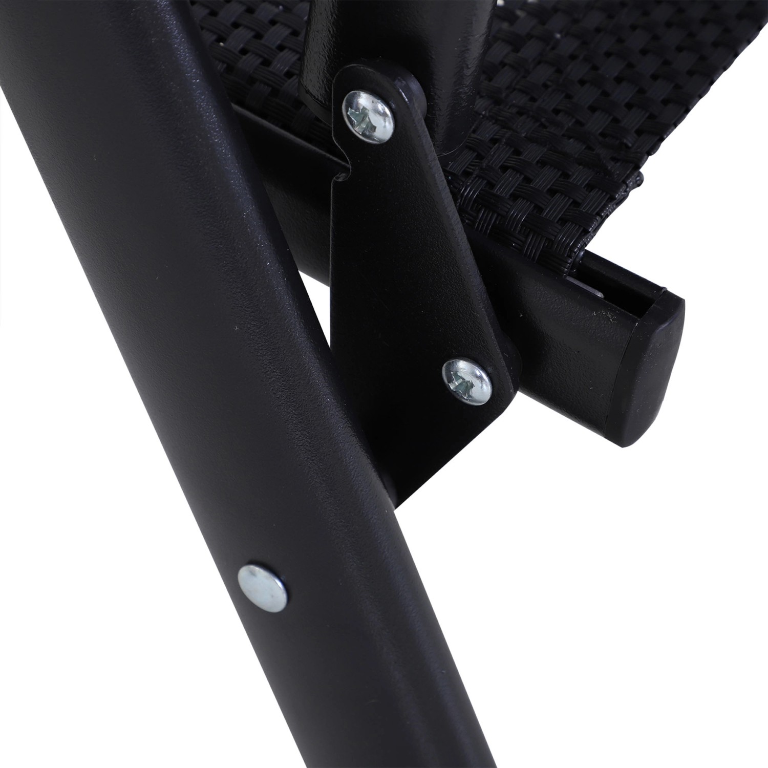 Detailaufnahme: Schwarzer Campingstuhl (2er-Set) mit Texteline-Bespannung und Metallrahmen.