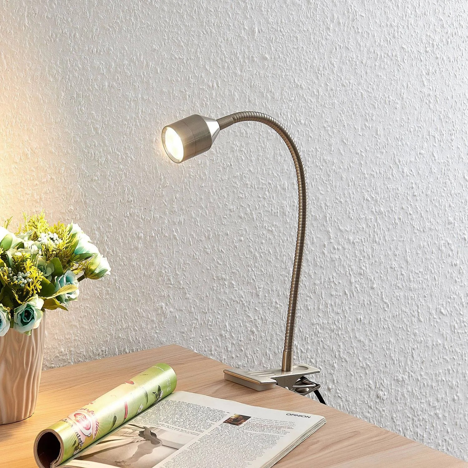 Moderne Lindby LED Klemmleuchte Djamila aus Alu für Büro & Arbeitszimmer.