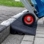 Terrasoft Bordsteinrampe XL im Einsatz: Handwagen überwindet Bordstein dank Rampe.