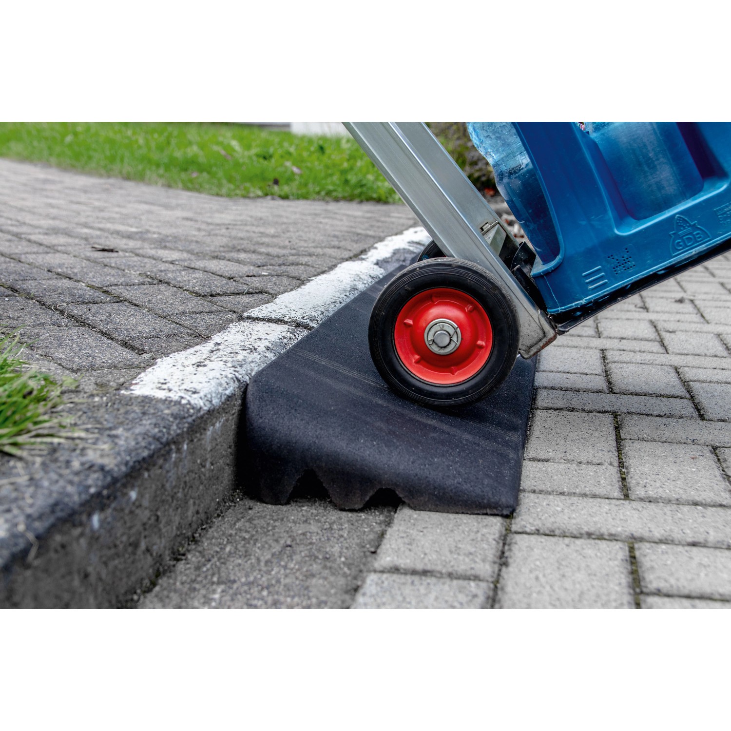 Terrasoft Bordsteinrampe XL im Einsatz: Handwagen überwindet Bordstein dank Rampe.