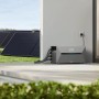 Anker Solix Solarbank 2 E1600 Pro mit Solarmodulen im Garten am Haus.