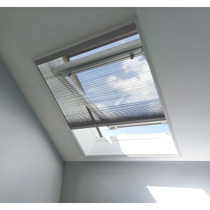 Avosdim Insektenschutzrollo Plissee für Dachfenster, graues Netz vor blauem Himmel.