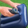 Bestway PowerTouch Akku-Luftpumpe beim Aufpumpen eines blauen aufblasbaren Kissens.