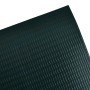 Mattgrüner PVC-Sichtschutz für Gartenzäune mit geriffelter Oberfläche. UV-beständiges Zaunband.