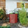 Rotes, rundes Vitavia Hochbeet Vita 858 Rubin aus Metall im Garten.