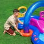 Bestway Wasserspielcenter Unterwasserwelt (330x188x117cm) mit Rutsche, Sprinkler und Mann beim Aufbau.