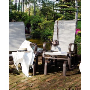 Brauner Beliani Schaukelstuhl im Garten, Lehnenbezug grau. Bequemer Gartenstuhl mit Schaukelfunktion.