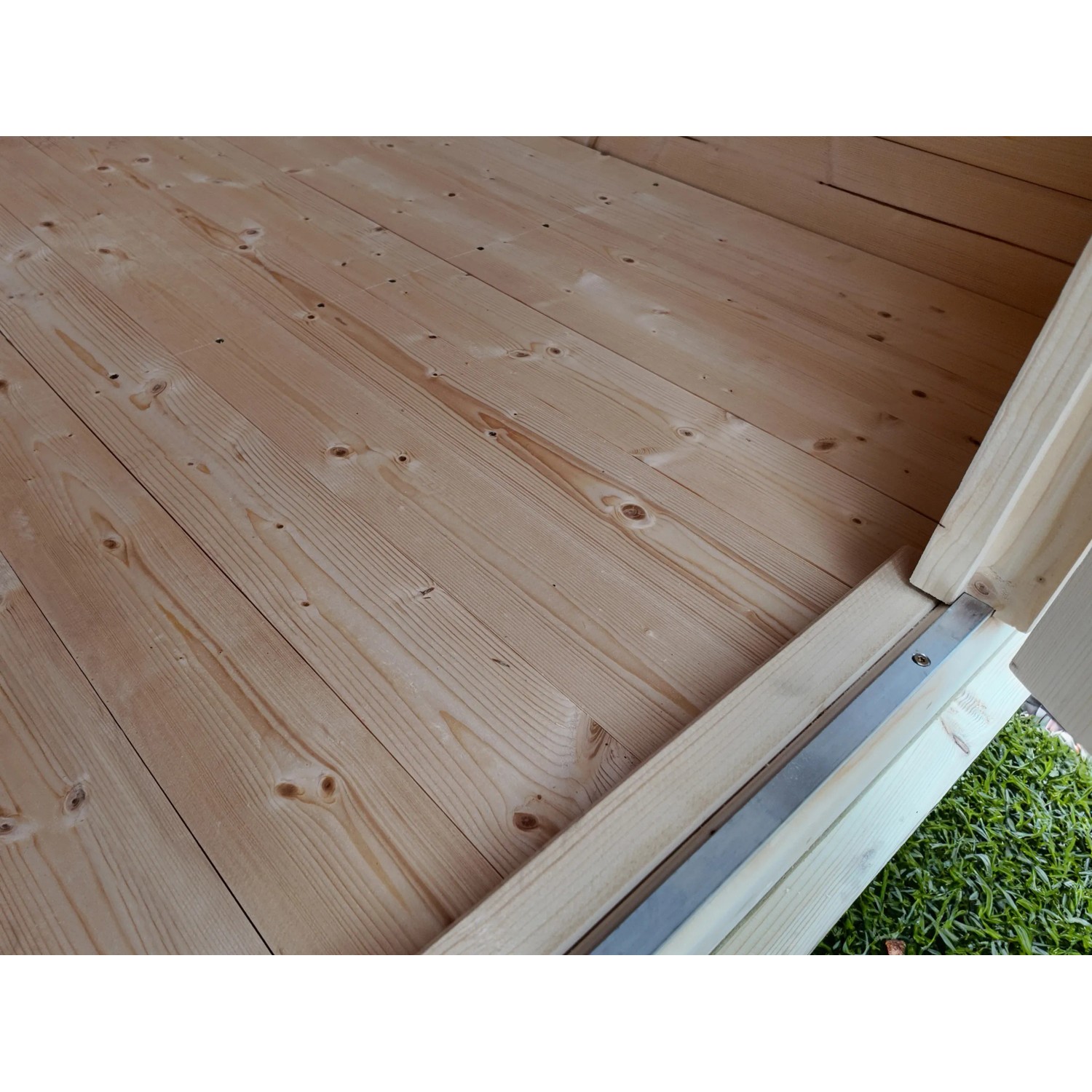 Detailaufnahme des naturbelassenen Holzbodens im weka Gartenhaus 122.