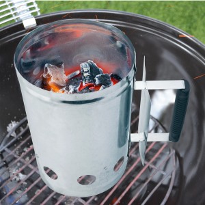 Anzündkamin aus Metall mit glühenden Kohlen und Kunststoffgriff zum Grill anzünden.