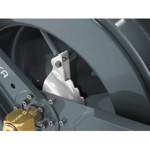 Detailaufnahme: Geka Schlauchaufroller mit grauem Wasserschlauch, Arretierung und Messing-Kupplung.