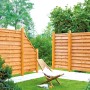 T & J Sichtschutzzaun Sunline-Serie, 180x180 cm, aus Holz im Garten mit Liegestuhl.