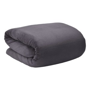 Gefaltete, anthrazitfarbene Beautissu Aurelia Decke (150x200cm) aus flauschigem Coral Fleece.
