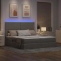 Taupefarbenes vidaXL Bett (200x200 cm) mit LED-Leiste am Kopfteil.