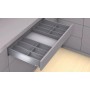 Blum Ambia-Line Schubkastenrahmen Carbonschwarz aus Stahl mit Trennern im geöffneten Schubkasten. Inneneinteilungssystem.
