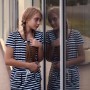 Mädchen vor Fenster mit Venilia Spiegelfolie: Sichtschutz und Spiegeleffekt.