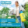 Frau nutzt Gloria Drucksprüher Prima 5 (gelb/blau) zur Pflanzenpflege im Garten.
