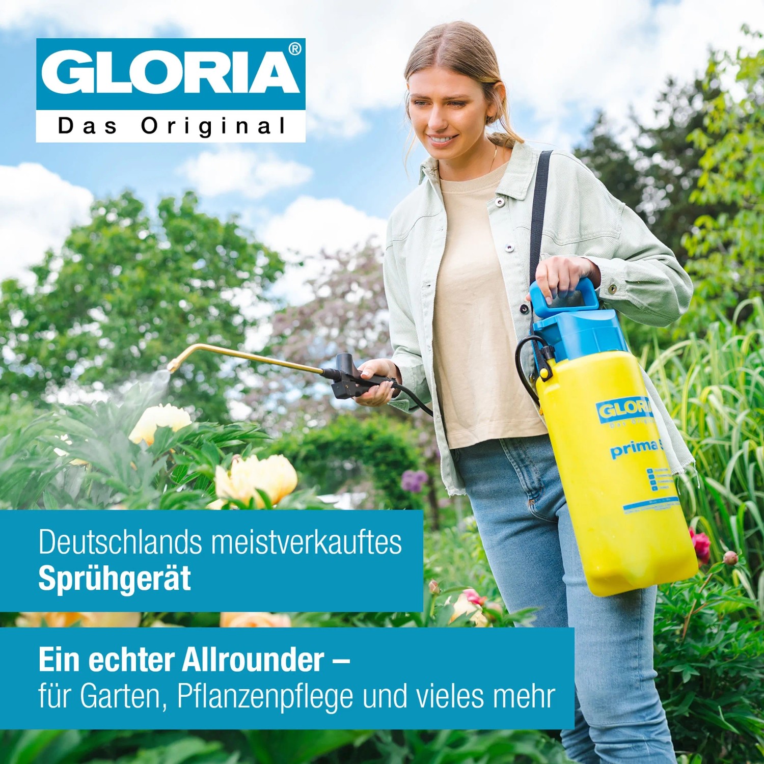 Frau nutzt Gloria Drucksprüher Prima 5 (gelb/blau) zur Pflanzenpflege im Garten.