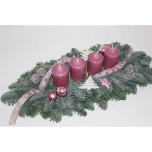 Adventsgesteck mit vier altrosa Kerzen, Tannengrün, Kugeln und Schleifen als Tischdeko.