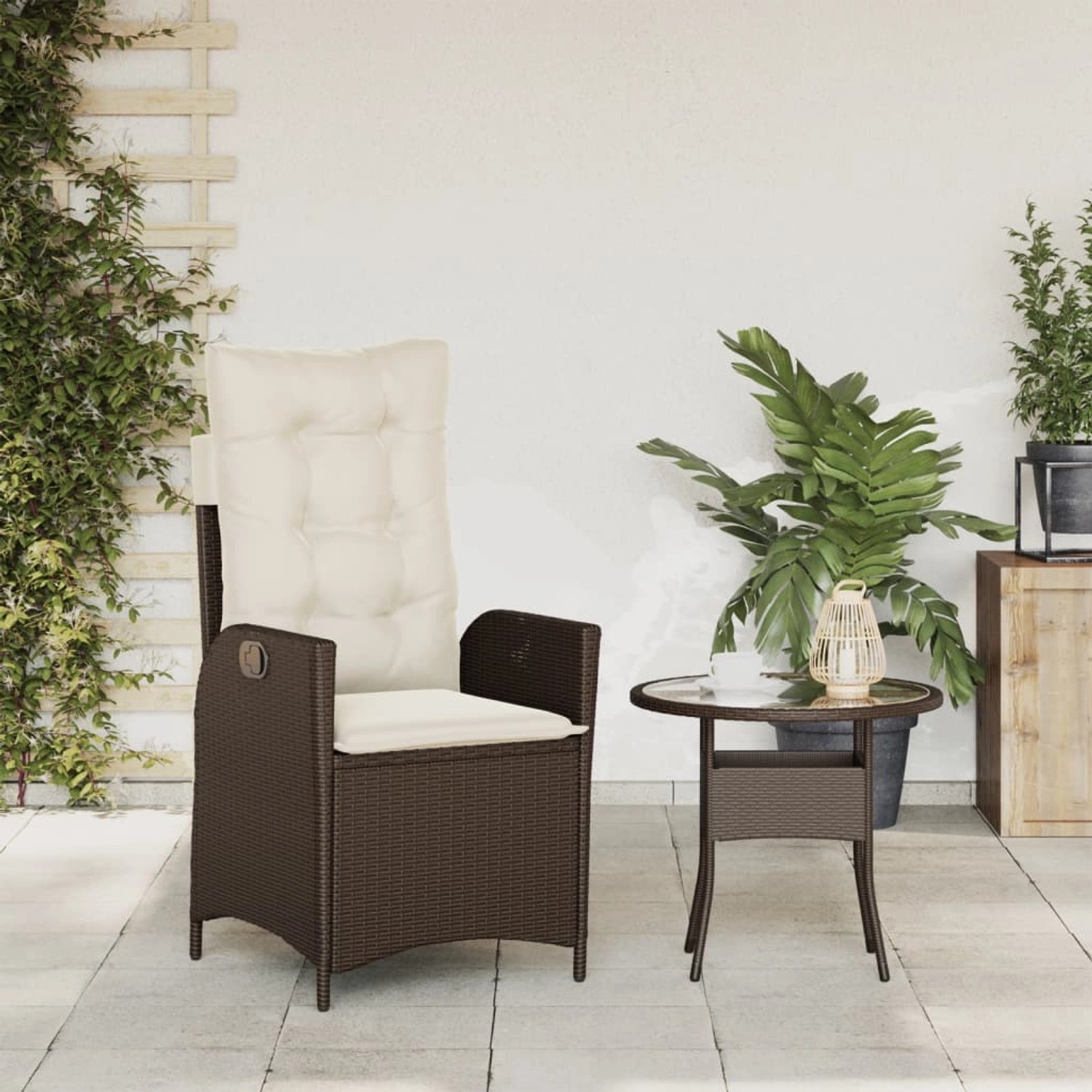Verstellbarer, brauner vidaXL Gartensessel aus Polyrattan mit Kissen.