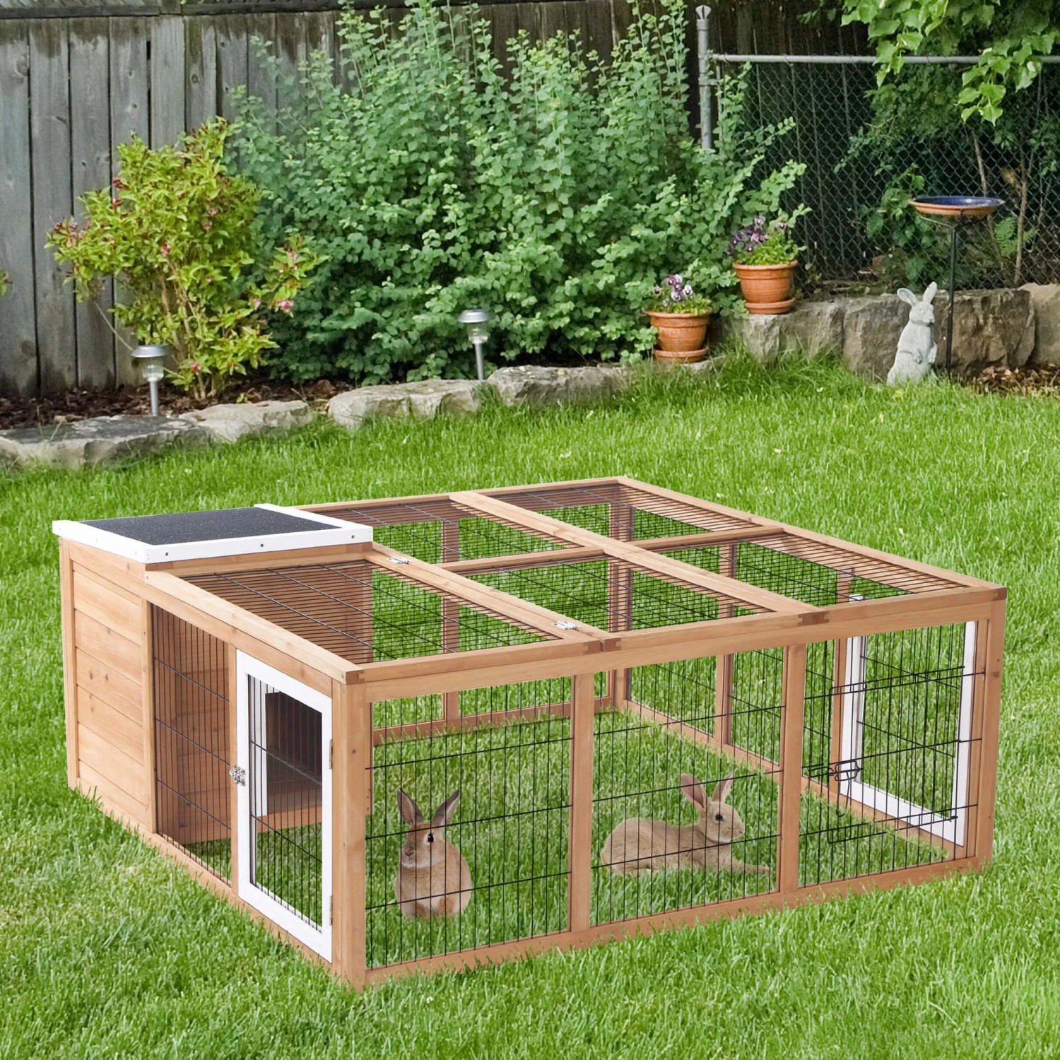 PawHut Kaninchenstall mit Freilaufgehege und Schutzhütte im Garten.