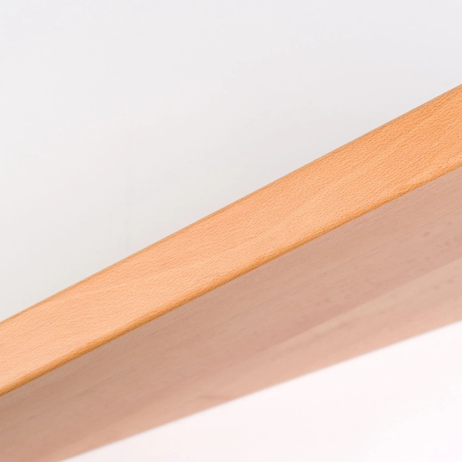Detailaufnahme einer Buchenholz-Stufe der Dolle Spindeltreppe Oslo. Innentreppe mit FSC®-Zertifizierung.