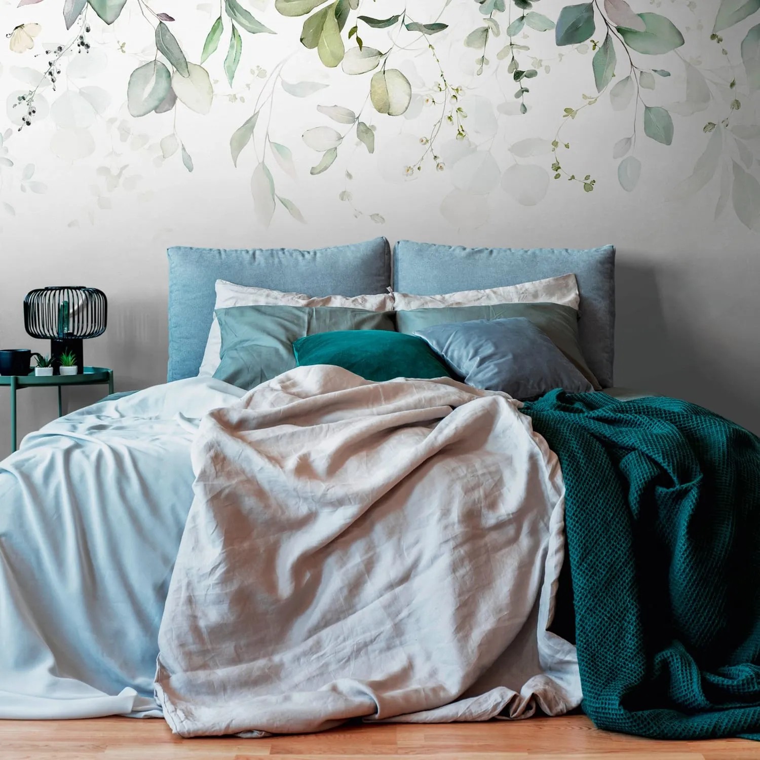 Fototapete Floral in Grün, Blau und Weiß von PROFHOME im Schlafzimmer.