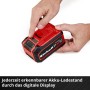 Hände prüfen den Ladezustand des roten Einhell 18V PXC Akkus mit Digitalanzeige. Ideal für Elektrowerkzeuge.