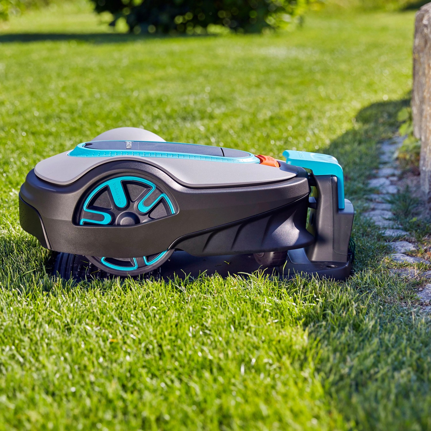 Gardena Sileno life 750 Mähroboter auf Rasen, seitliche Ansicht. Leiser Rasenmäher Roboter für bis zu 750 m².