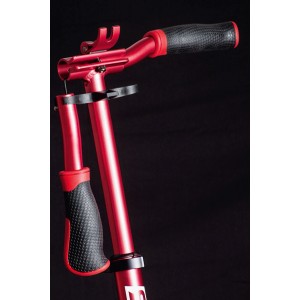 Detailaufnahme des roten Six Degrees Aluminium Scooters mit Klappmechanismus und höhenverstellbarer Lenkstange.