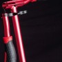 Detailaufnahme des roten Six Degrees Aluminium Scooters mit Klappmechanismus und höhenverstellbarer Lenkstange.