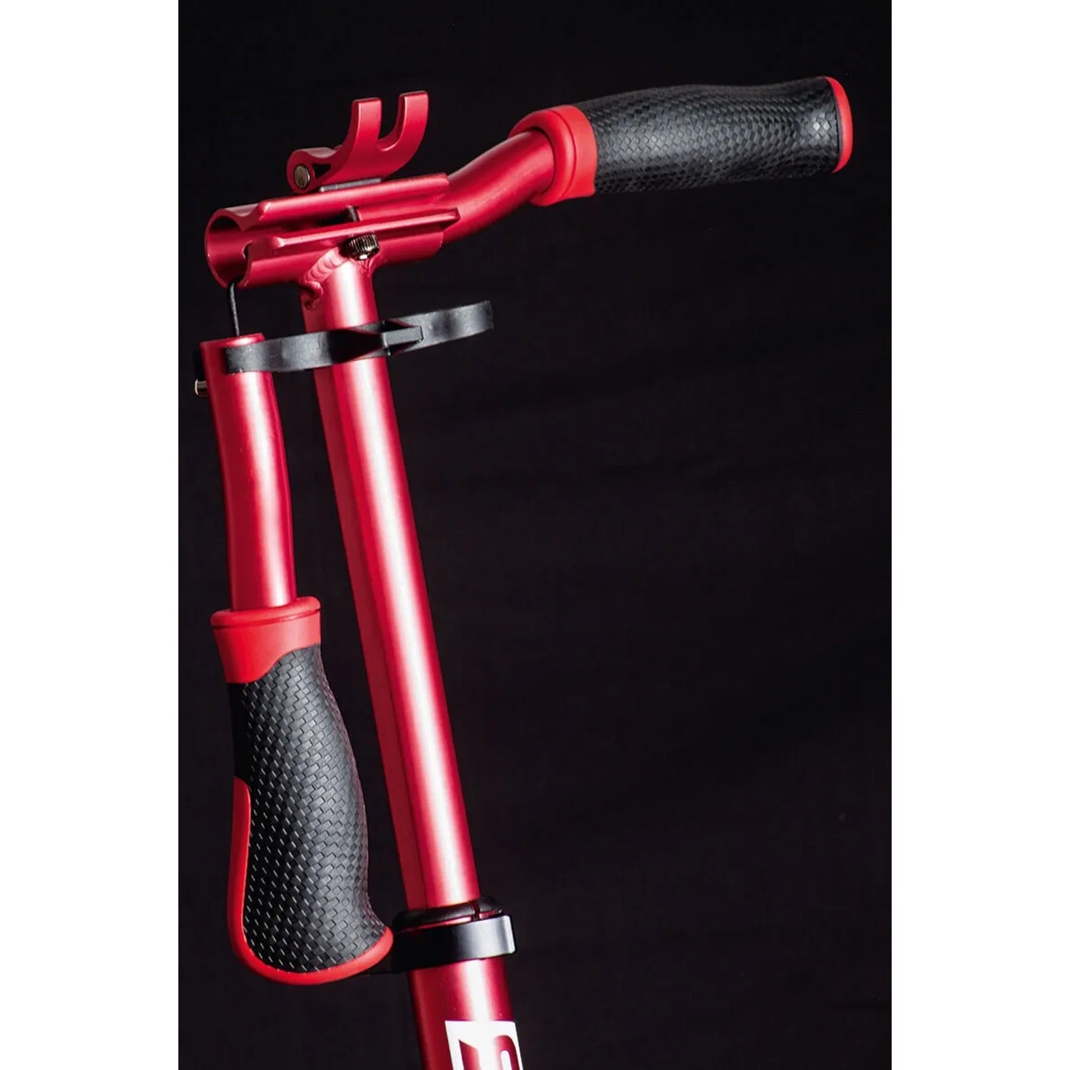 Detailaufnahme des roten Six Degrees Aluminium Scooters mit Klappmechanismus und höhenverstellbarer Lenkstange.