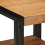 Detailansicht: Brauner Couchtisch aus Akazienholz mit schwarzem Metallrahmen und Ablage. Rustikaler Wohnzimmertisch.